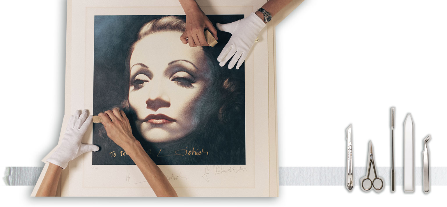 Header, Trockenreinigung einer Druckgrafik mit dem Latexschwamm, Arbeitsaufnahme, Darstellung von Marlene Dietrich