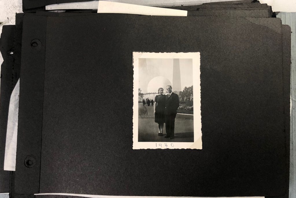 Seite des Albums von Mimi Grossberg zu ihrer Fahrt 1938 von Amsterdam nach New York in den USA, Zustand vor der Restaurierung, lose Seiten mit Knicken