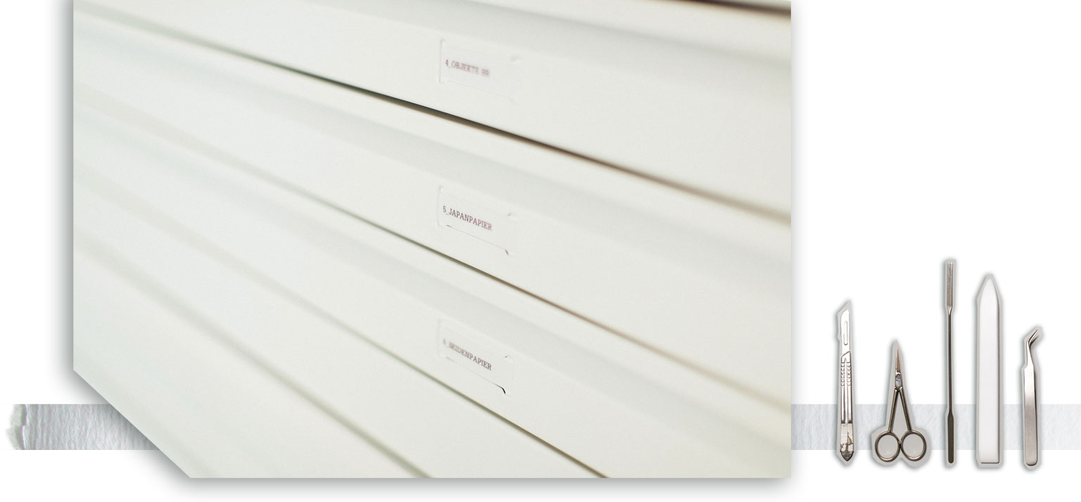 Archivschrank im Atelier zur Lagerung von Objekte, Japanpapier, Seidenpapier, Filzen, Löschkartons, Museumskartons und Sieben