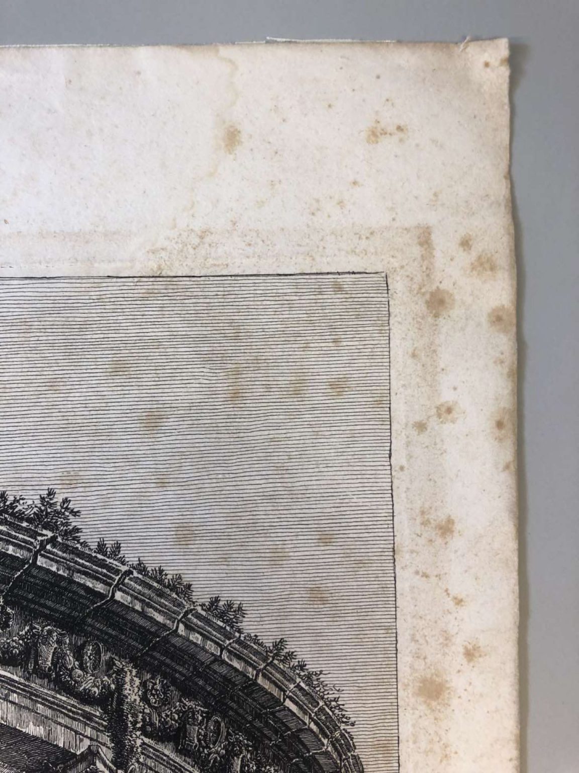 Radierung von Luigi Rossini, Sibyllentempel in Tivoli, Detailaufnahme mit Stockflecken