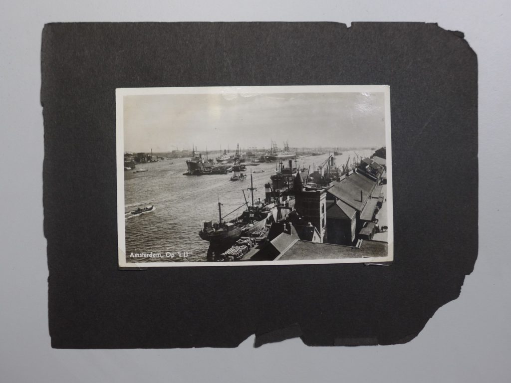 Album von Mimi Grossberg, 1938, Schadensbild einer typischen Seite